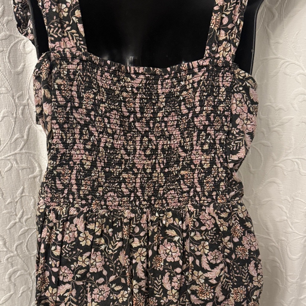 Old Navy Black and Pink Floral Sleeveless Blouse women’s size large smocked back - Picture 5 of 7